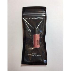 MAC Pigment in Rose A48